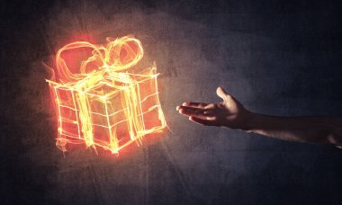 Parlayan yangın hediye kutusu simgesini avuç içi koyu arka plan