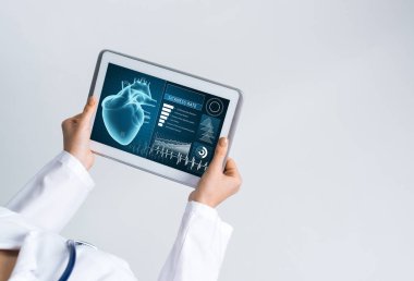 Doktorun ellerinde ilaç arayüzü ekranı olan tablet pc aygıtı