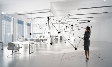 Modern ofis içi ve sosyal bağlantı kavramında zarif bir iş kadını. Karışık ortam