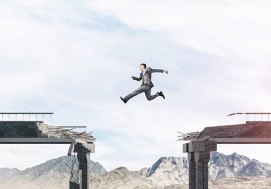 Kocaman bir boşluk içinde beton köprü üstünden atlayarak zorlukların üstesinden sembolü olarak iş adamı. Hava ve doğa arka planda görüntüleyin. 3D render.
