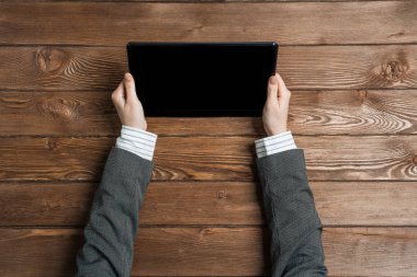 Tablet pc bilgisayar kullanarak eller yakın çekim