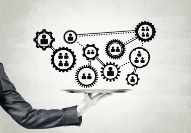 Net bağlantı kavramı metal tepside sunulması uşak el