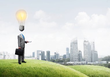 İşadamı bavul ve ampul kafa yerine açık