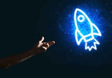 Koyu arkaplanda parlayan roket simgesi ve insan eli