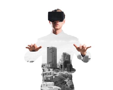 Sanal gerçeklik kulaklığı olan genç bir adam ya da şehrin arka planında 3 boyutlu gözlüklü.