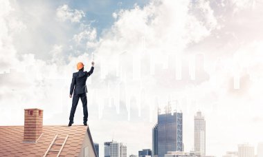 Mühendis, evinin çatısına geri döndü ve şehri çiziyor. Karışık ortam