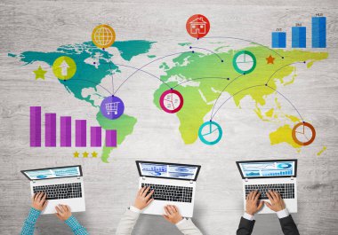 Ellerinde cihazlar bulunan üç kişilik bir grup iletişim ve ağ oluşturma sembolü olarak birlikte çalışıyor.