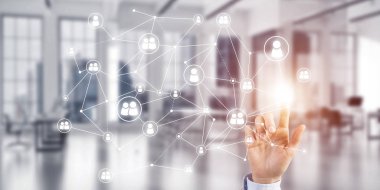 Ekranda iş kadını el ele tutuşması konseptini kapat