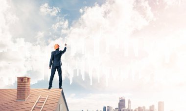 Mühendis, evinin çatısına geri döndü ve şehri çiziyor. Karışık ortam