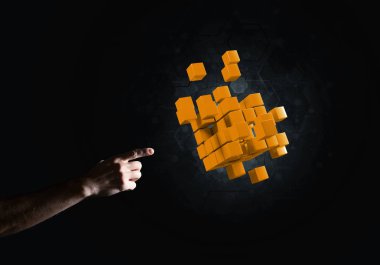 Küp şekil yenilik sembolü olarak tutan adam el ile kapatın. 3D render