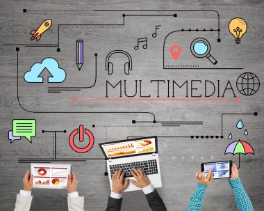 Ellerinde cihazlar bulunan üç kişilik bir grup iletişim ve ağ oluşturma sembolü olarak birlikte çalışıyor.