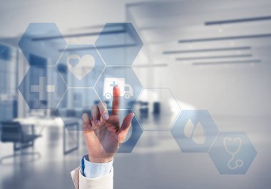 Kadın eli tıp konseptiyle medya ekranının simgesine dokunuyor