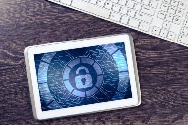 Ahşap masa üzerinde güvenli ödeme konseptiyle tablet