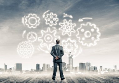 Modern şehre bakan ve vites düzeneği çizen işadamlarının arka planı