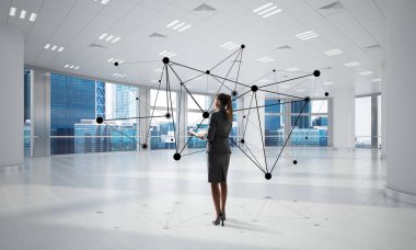 Modern ofis içi ve sosyal bağlantı kavramında zarif bir iş kadını. Karışık ortam