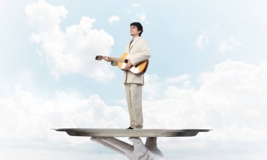 Gitar çalan garsonun eli sunar.