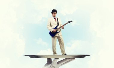 Gitar çalan garsonun eli sunar.