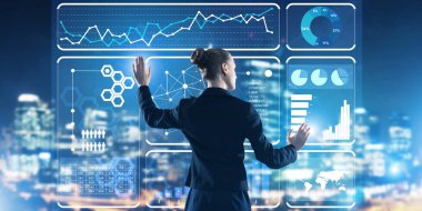 Sanal panel ve gece şehir vasıl geçmiş çalışma iş kadını arkadan görünüm