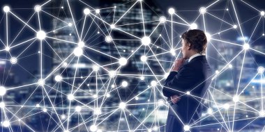 İşadamı gece cityscape sosyal bağlantı medya kavramı seyir karşı