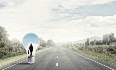 Ampul asfalt yolda içinde hapsolmuş genç iş kadını