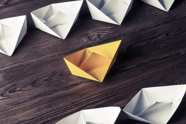 Tahta masadaki origami tekneleri.