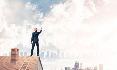 Mühendis, evinin çatısına geri döndü ve şehri çiziyor. Karışık ortam