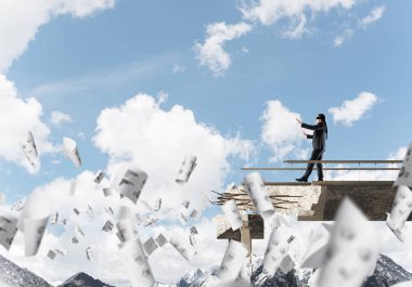 Kağıtları kocaman bir boşluk ile beton köprü üzerinde gizli tehditler ve riskler sembolü olarak uçan arasında blindfolded yürüyüş iş adamı. Hava ve doğa arka planda görüntüleyin. 3D render.