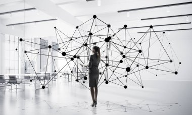 Modern ofis içi ve sosyal bağlantı kavramında zarif bir iş kadını. Karışık ortam