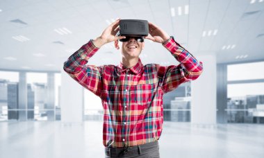 Sanal gerçeklik kulaklık veya 3d gözlük odasında oyun oynama ile genç adam
