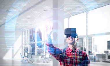 Giyen adam ekose desenli gömlek ve sanal kulaklık medya ekran Masası ile çalışma