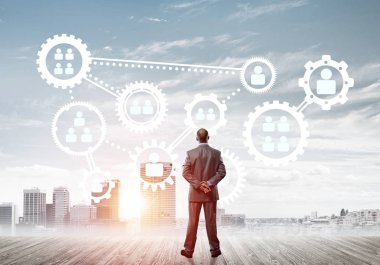 Modern şehir manzarası ve vites bağlantısı fikrine bakan işadamlarının arka planı