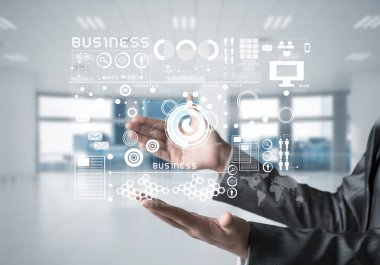 Elleri iş arabirimi ve medya simgeleri ile iş kadını kıyafetli kırpılmış görüntü. Arka plan üzerinde Office profili. Karışık teknik.