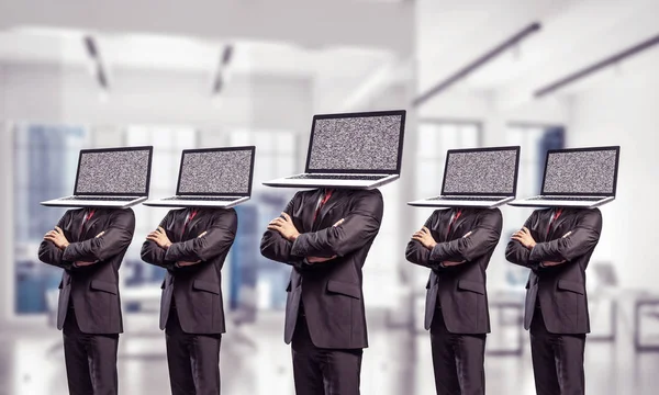 Geschäftsleute Anzügen Mit Laptop Statt Kopf Die Arme Verschränkt Während — Stockfoto