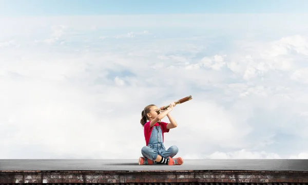 Schattig Kind Meisje Zitten Het Dak Van Het Huis Zoek — Stockfoto