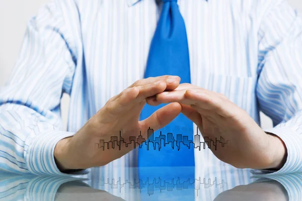 Empresario Sentado Mesa Presentando Concepto Seguro Bienes Raíces —  Fotos de Stock