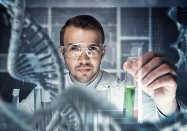 Junge Wissenschaftlerin Mischt Reagenzien Glaskolben Klinischen Labor — Stockfoto