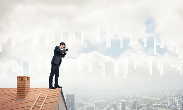 Joven Empresario Viendo Paisaje Urbano Sus Prismáticos Técnica Mixta — Foto de Stock