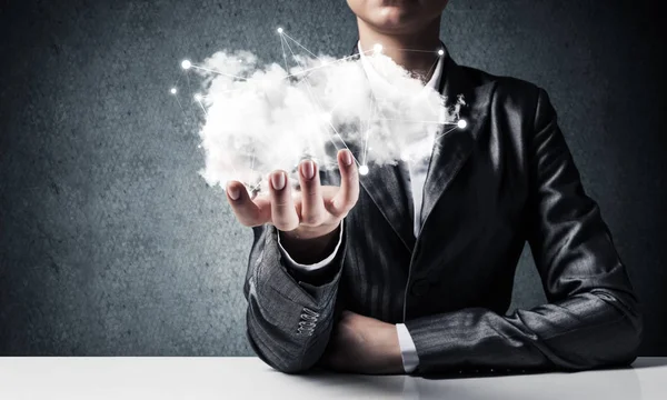 İşadamı bulut ile ağ bağlantıları el ile arka planda gri duvar tutmak takım elbiseli. 3D render.