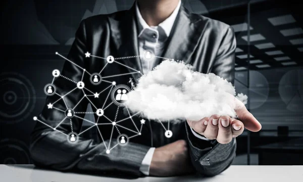 Empresário Terno Mantendo Nuvem Com Conexões Rede Mão Com Vista — Fotografia de Stock