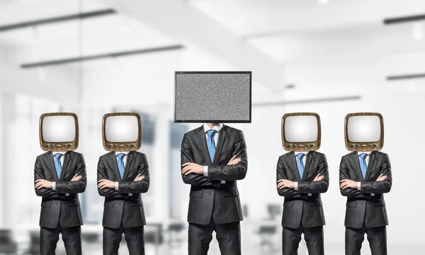 商人在西装与老电视 而不是他们的头保持双臂交叉 而站在一排 一个在头部与电视内部办公楼 — 图库照片