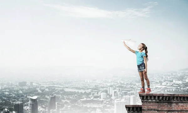 Gadis Bahagia Yang Lucu Atas Gedung Bermain Dengan Pesawat Kertas — Stok Foto