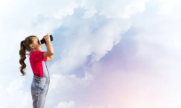 Niña Linda Overoles Contra Fondo Del Cielo Soñando Con Futuro —  Fotos de Stock