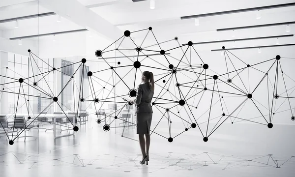 Modern ofis içi ve sosyal bağlantı kavramında zarif bir iş kadını. Karışık ortam