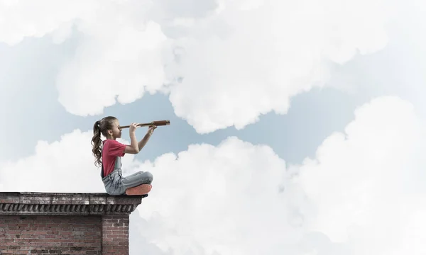 Nettes Mädchen Sitzt Auf Dem Hausdach Und Schaut Spionaglas — Stockfoto