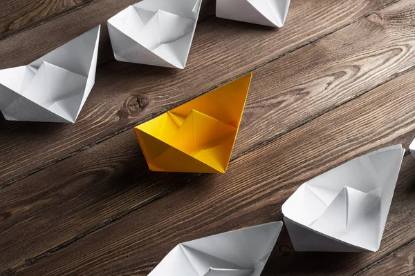 Conjunto Barcos Origami Mesa Madeira — Fotografia de Stock