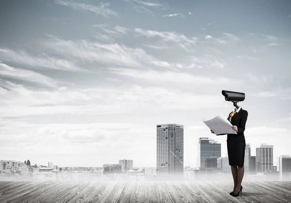 Empresaria Sin Rostro Con Zoom Cámara Lugar Cabeza Contra Fondo — Foto de Stock