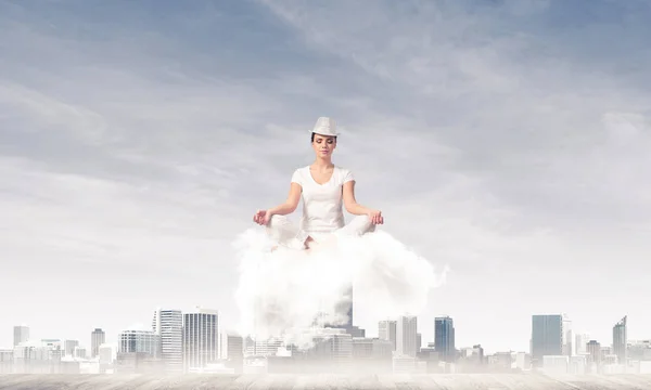 Жінка Білому Одязі Тримає Очі Закритими Зосередженими Роздумуючи Над Хмарою — стокове фото