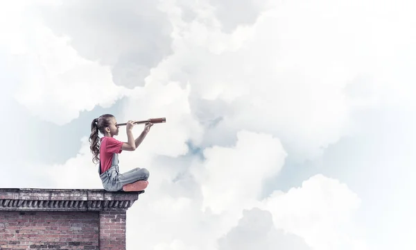 Menina Bonito Garoto Sentado Telhado Casa Olhando Spyglass — Fotografia de Stock