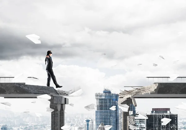 Empresario Caminando Con Los Ojos Vendados Entre Aviones Papel Voladores — Foto de Stock