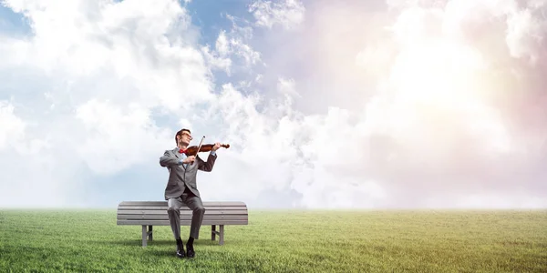 Joven Vestido Traje Gafas Sentado Banco Tocando Violín —  Fotos de Stock